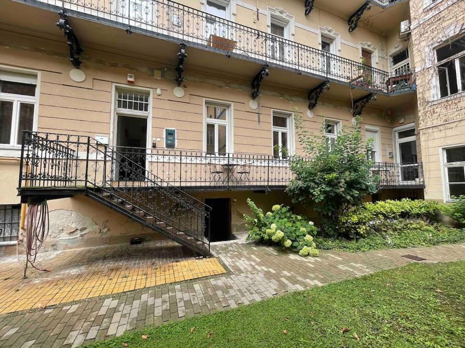 Knezits Spacious Ac Terrace Free Parking Budapest Kültér fotó
