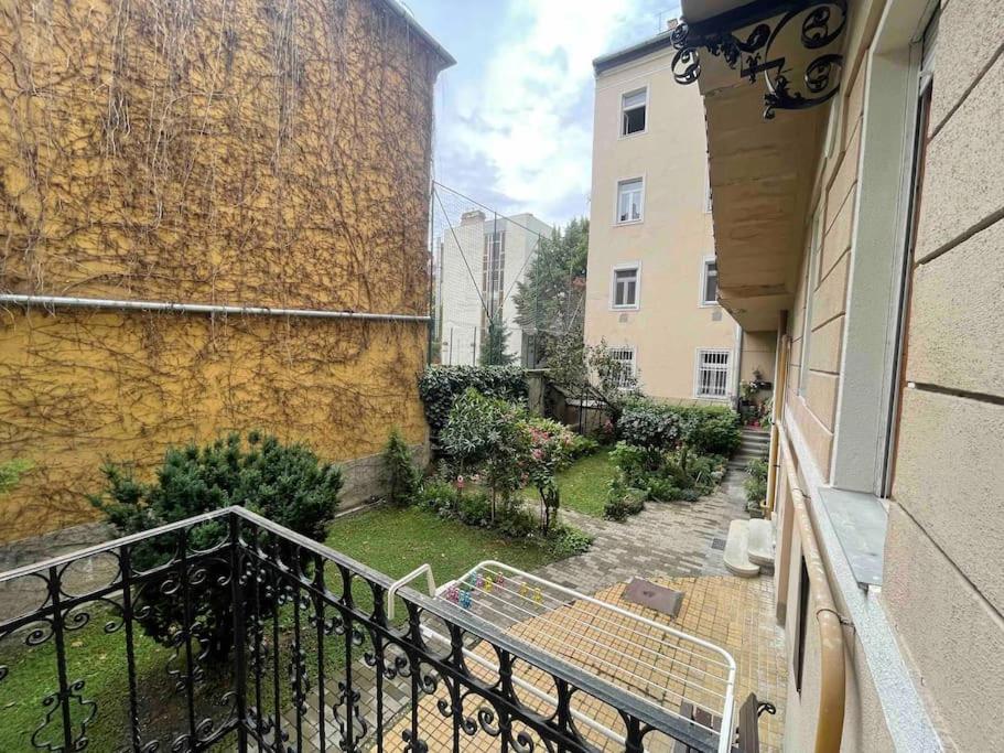 Knezits Spacious Ac Terrace Free Parking Budapest Kültér fotó